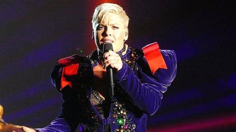 Dünyaca Ünlü Şarkıcı Pink, Şarkı Söylerken Doğum Yaptığını Fark Ettiği Seyircisi İçin Konserini Durdurdu!